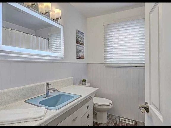 3rd image of 435 King St E