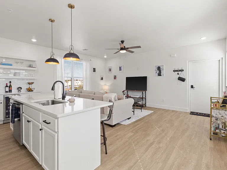 211 W Symmes St #101 — Photo 7