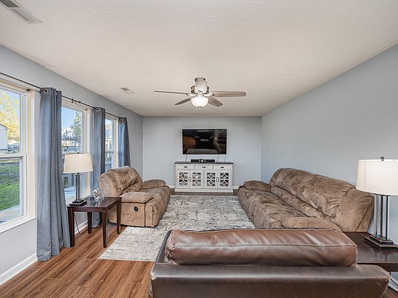 4th image of 765 Ackerly Dr