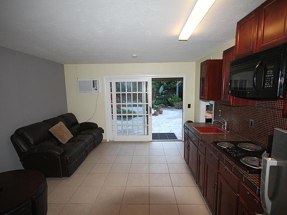 4th image of 3529 Roselle St #B