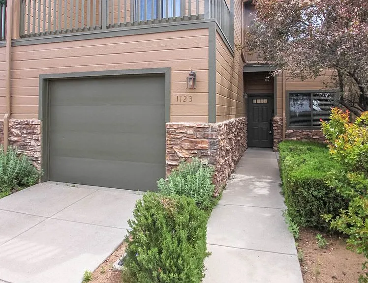 1123 Leaf Ln — Photo 1