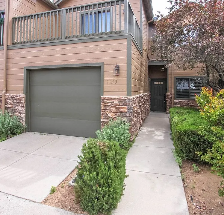 1123 Leaf Ln