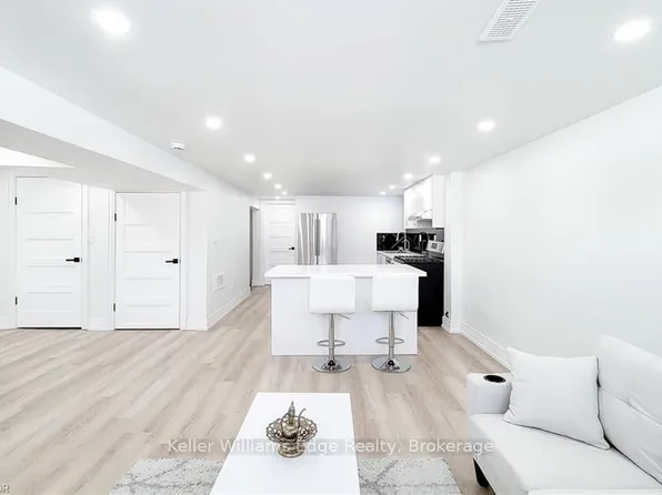 237 Fernwood Cres #2, Hamilton, ON L8T 3L7