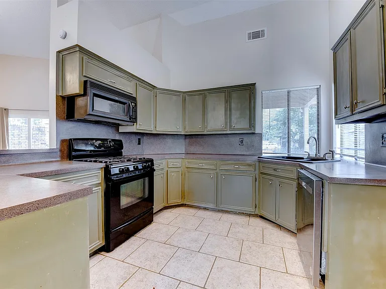 1906 Woodhue Dr — Photo 3