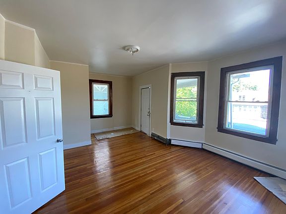2nd image of 346 Victory Blvd #2A