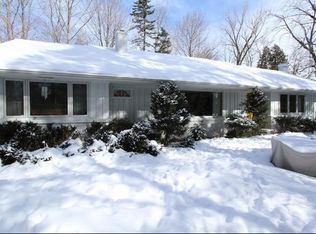 520 E Cedar Ln, Mequon, WI 53092