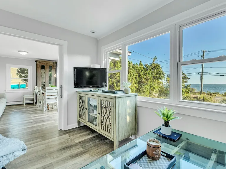 291 E Montauk Hwy #A — Photo 10