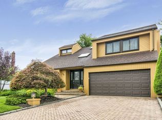 28 Princeton Dr, Syosset, NY 11791