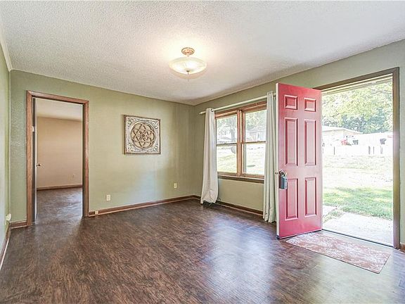 2nd image of 909 S Logan Ave
