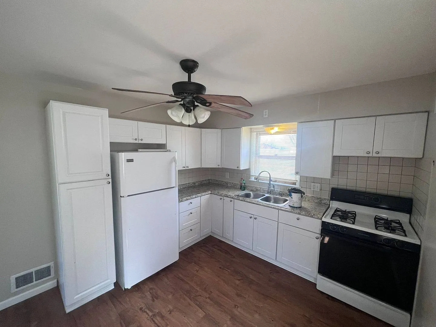 Stunning 3 Bed Lower, Appliances & Hardwood Floors & Shared Garage — Photo 2