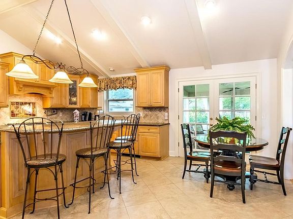 005_Kitchen & Breakfast Nook