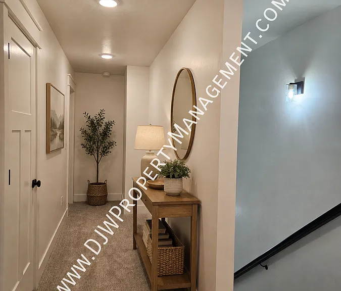 1366 N Meadowglen Ave — Photo 7