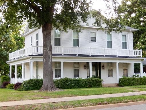 2nd image of 901 Cedar St