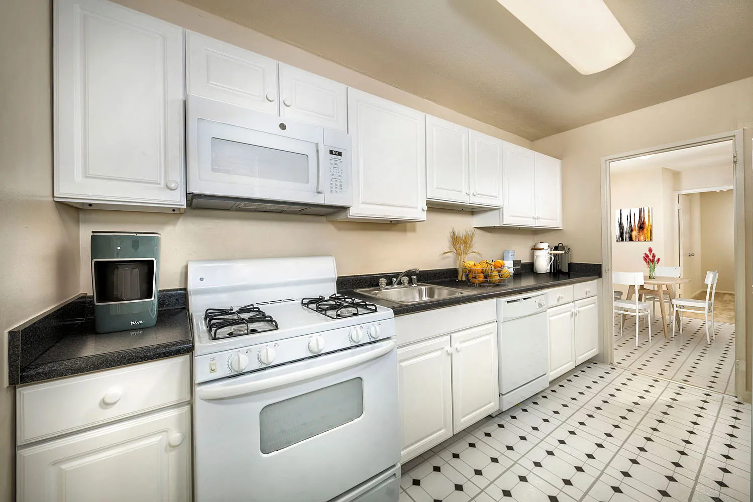 London Park Towers Apartments — Photo 3