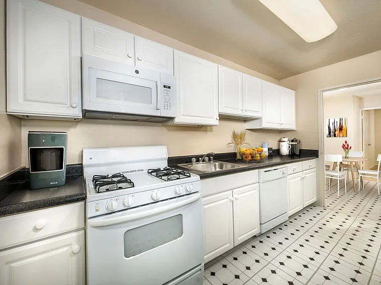 London Park Towers Apartments — Photo 3