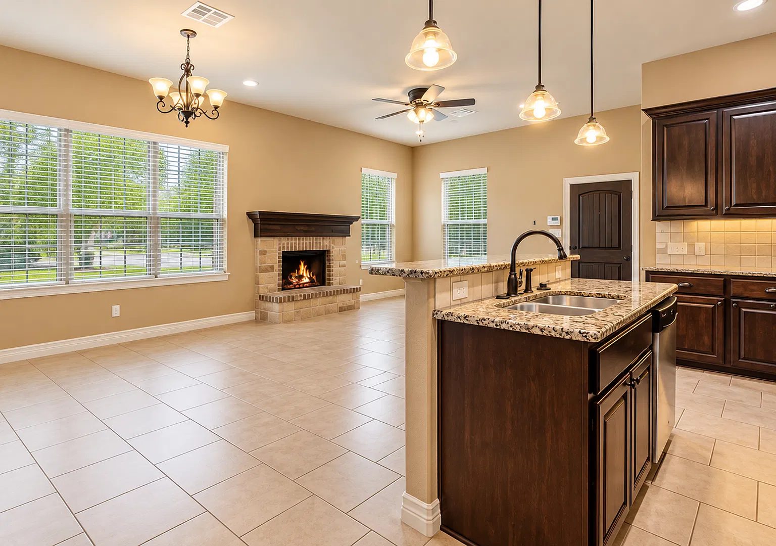 Luxury 4-Bedroom in Eastgate with Two Living Rooms — Photo 3