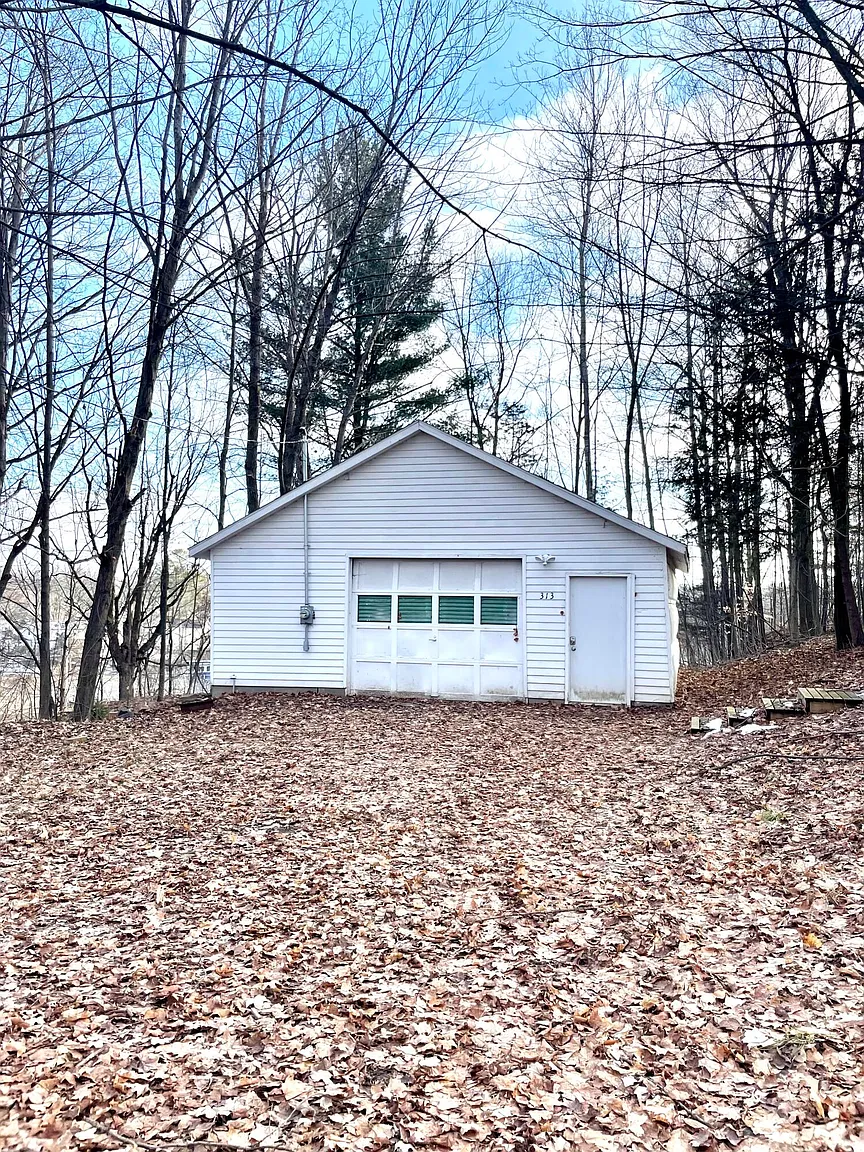 313 Spruce St W photo 1