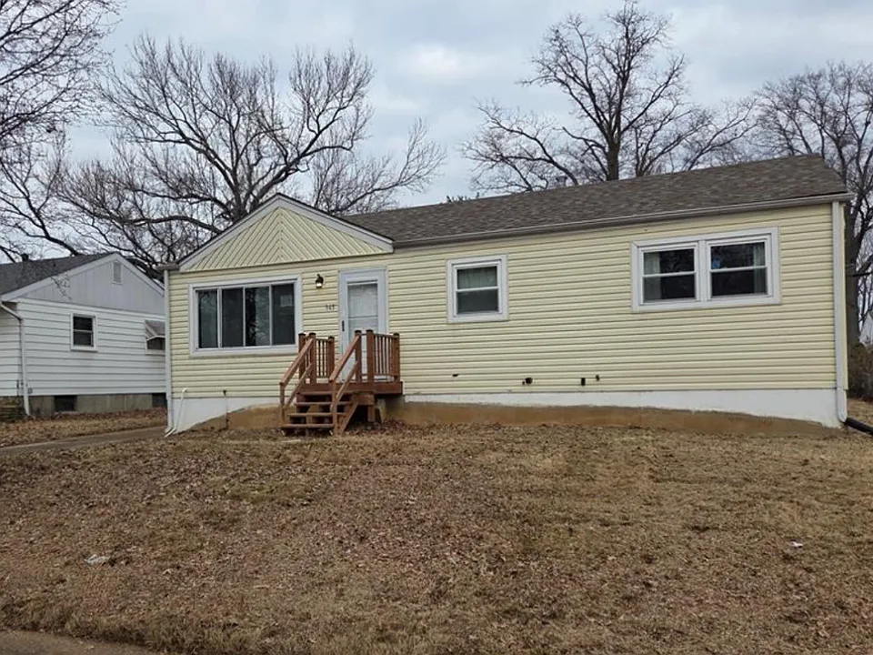 945 Edgehill Dr