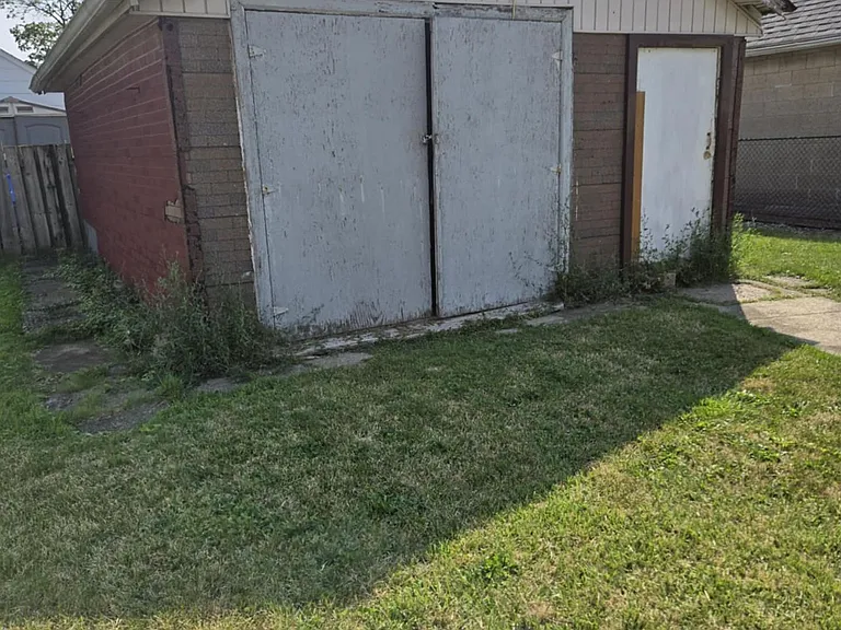1868 Albert Rd — Photo 14