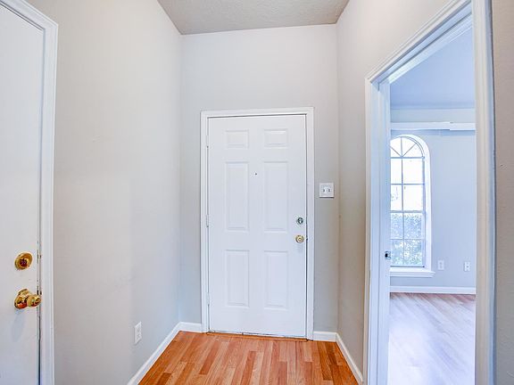 3rd image of 701 Red Oak Ave