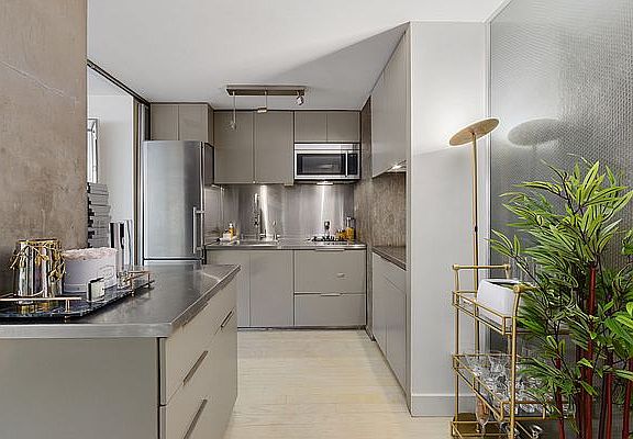 5th image of 222 W 14th St APT 4C