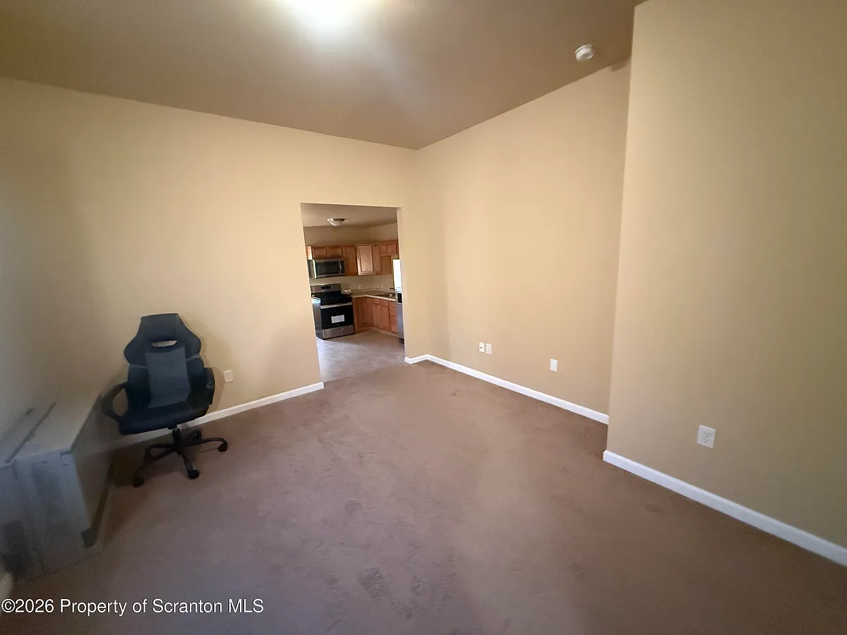 Building Photo - 1409 Sanderson Ave #2