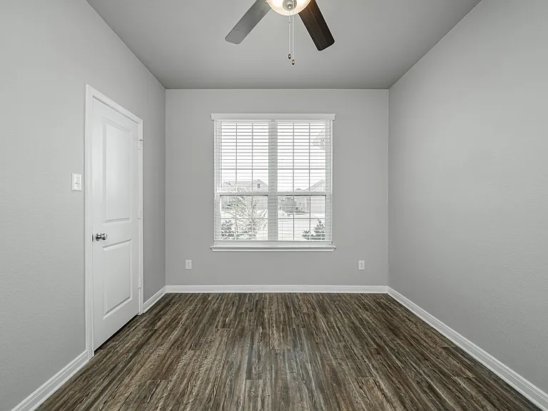 1368 Kingsgate Dr — Photo 31