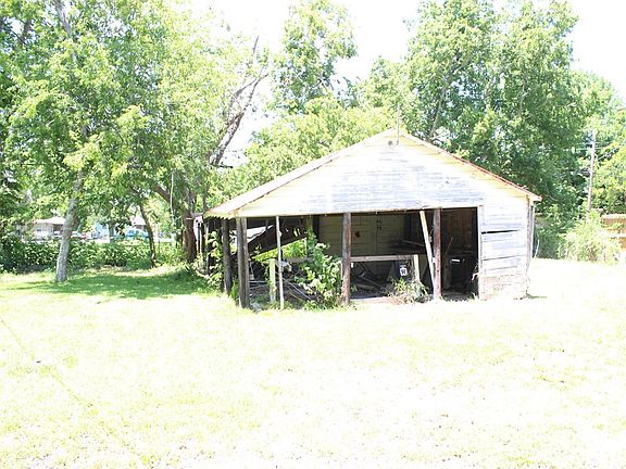 4th image of 410 Morton Ave