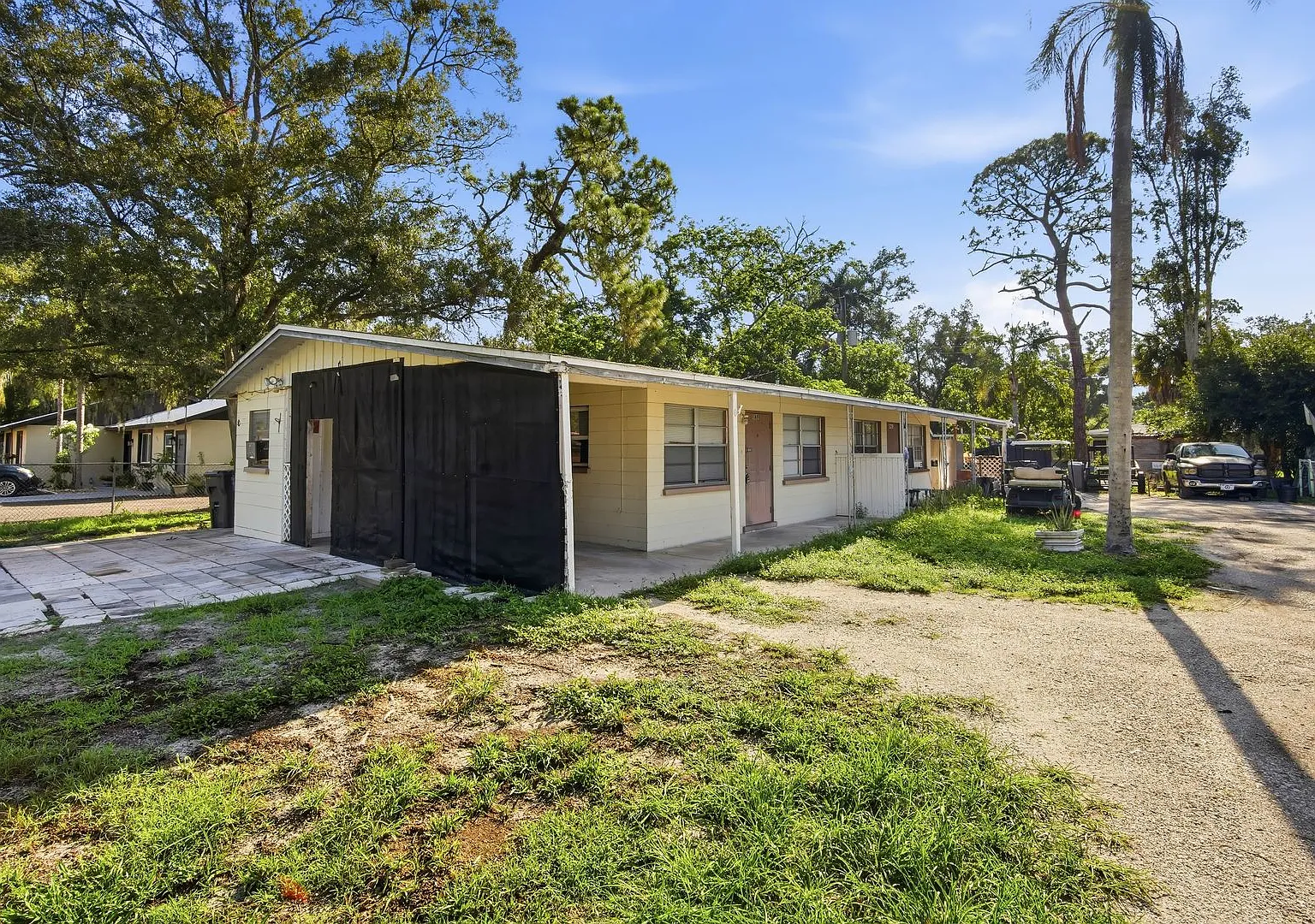 Cozy 1-Bedroom Corner Unit with Large Yard! — Photo 2