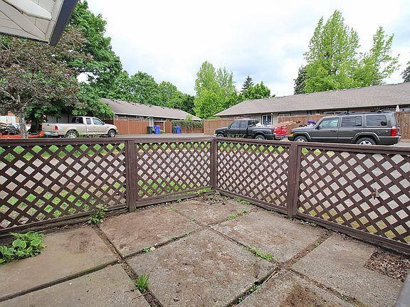 3rd image of 1825-1855 NE Roberts Ave #1825