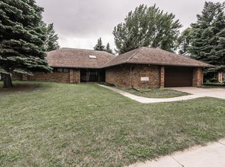 293 Circle Hills Dr, Grand Forks, ND 58201