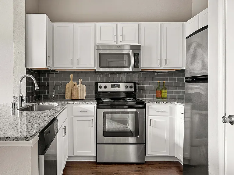 C230670_75West_1B1B_KitchenB_03_VS