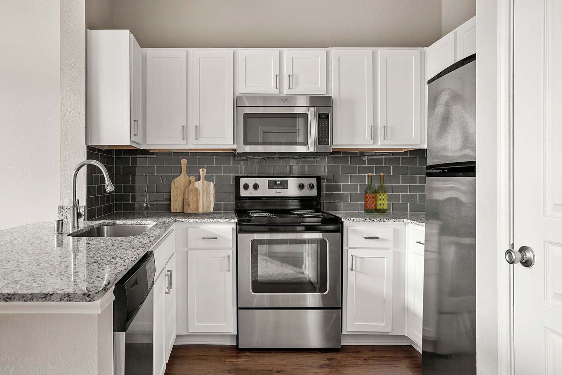 C230670_75West_1B1B_KitchenB_03_VS