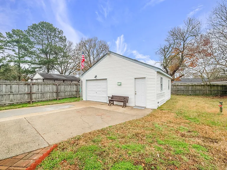 1061 Saint Julian Dr — Photo 34