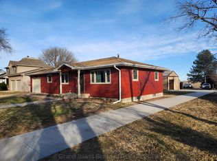 902 W Saline St, Blue Hill, NE 68930