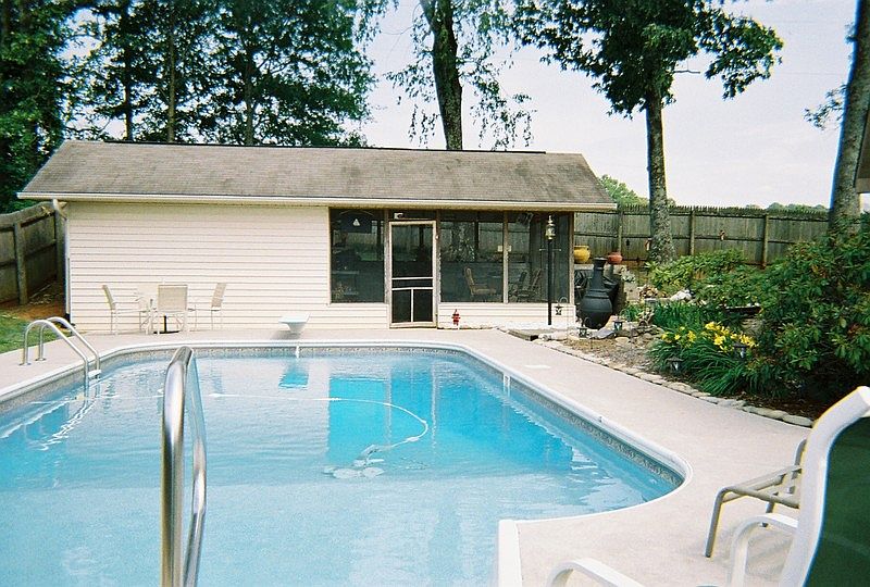 In-Ground Pool & Pool Hse w/ 1/2 Bath