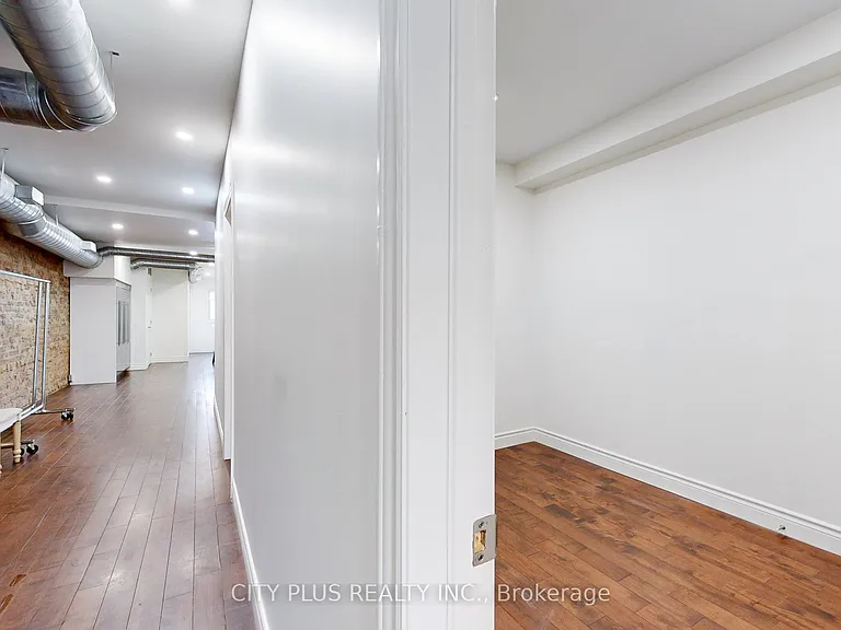 704 Bloor St W — Photo 22
