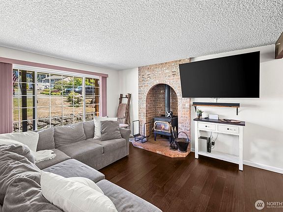 3rd image of 13815 Crestview Circle NW