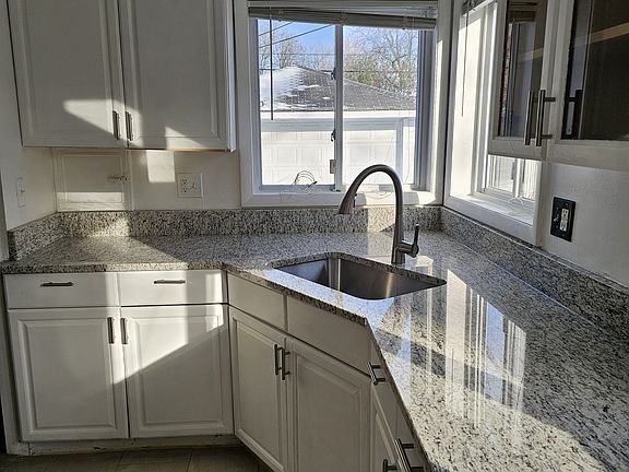 4th image of 14540 Pearson Ave