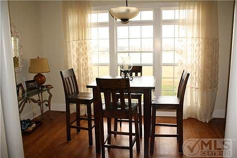 5th image of 1008 Twin View Dr