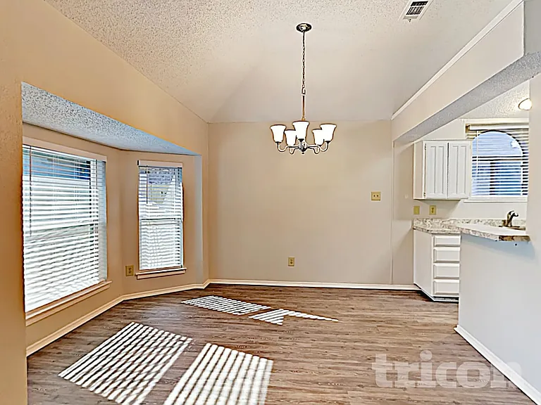 2851 Linden Ln — Photo 5