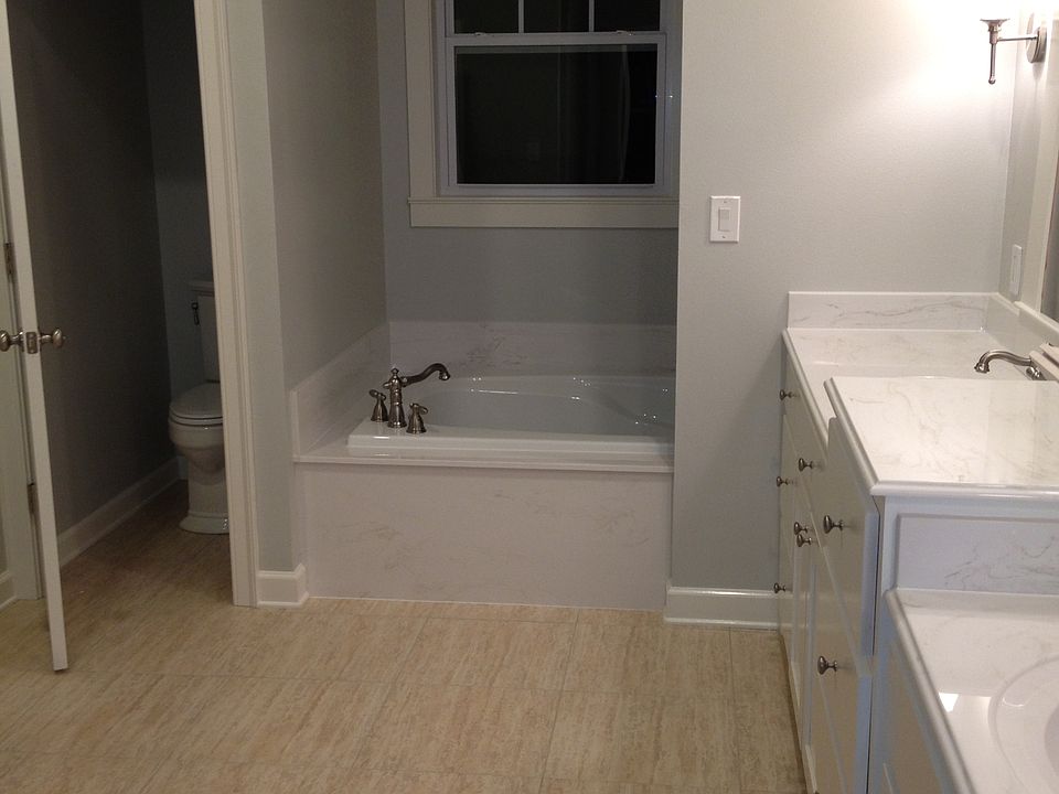 Master bath w walk-in shower