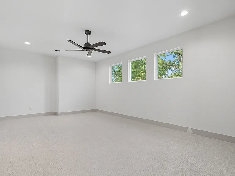 3921 S Madison Ave — Photo 36