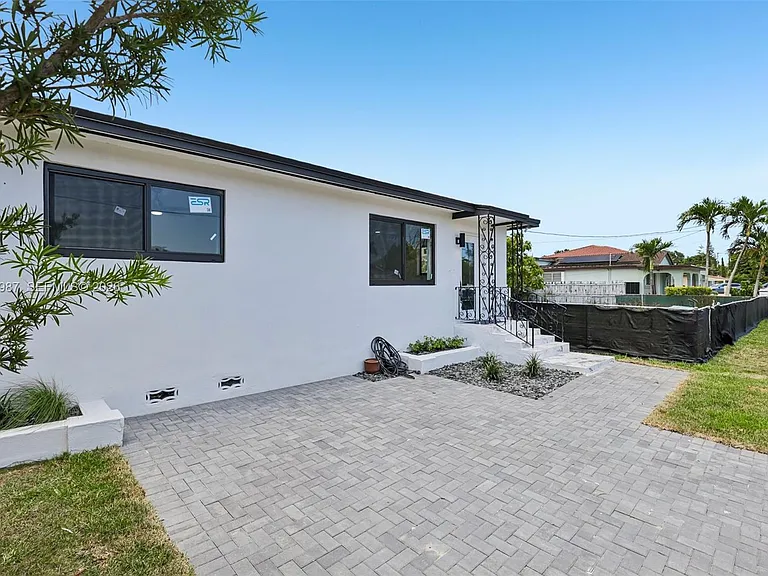 6595 SW 31st St — Photo 3
