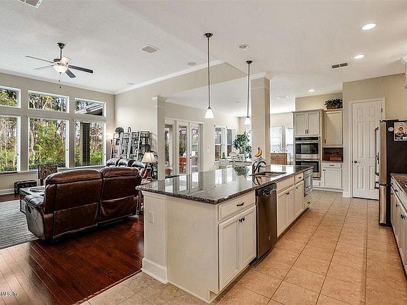 3rd image of 328 Southern Oak Dr