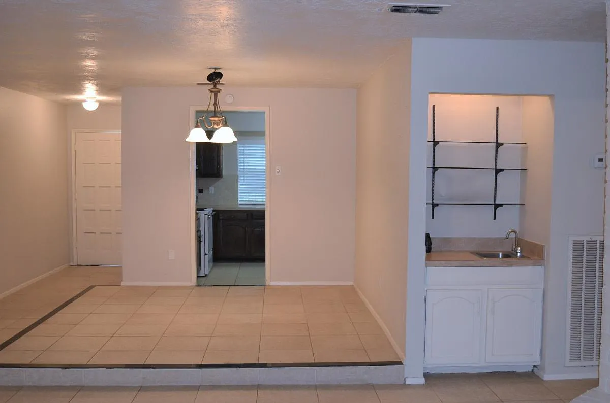 3 bed, 1700 sqft, $1,950 — Photo 4