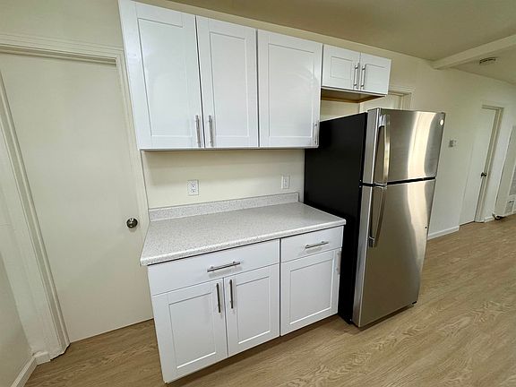 4th image of 627 De La Vina St APT A