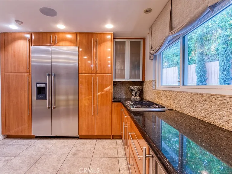 7796 Skyhill Dr — Photo 11