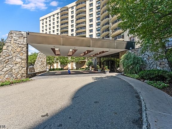 3rd image of 2 Claridge Dr BLDG 2 #1NE