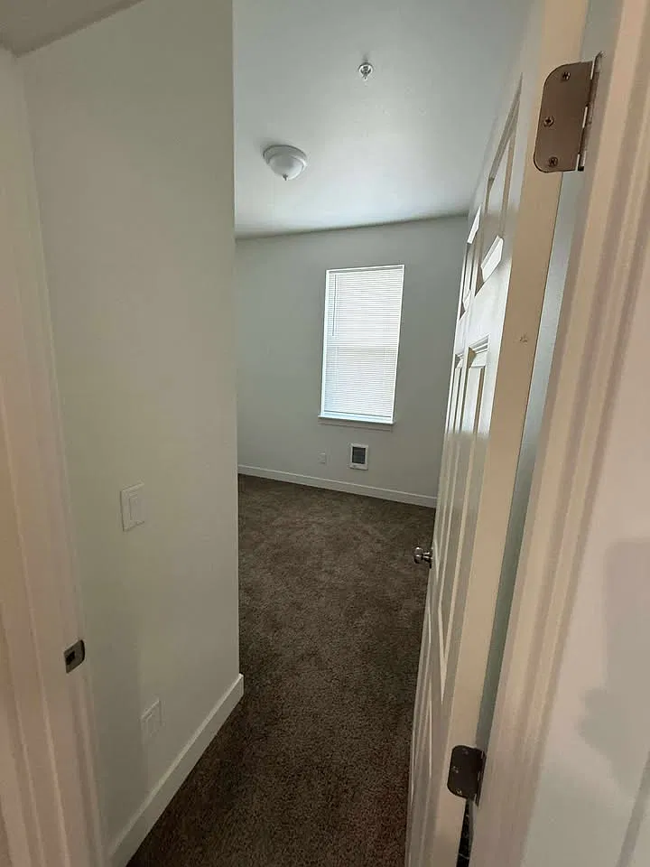 3 bed, $1,585 — Photo 2